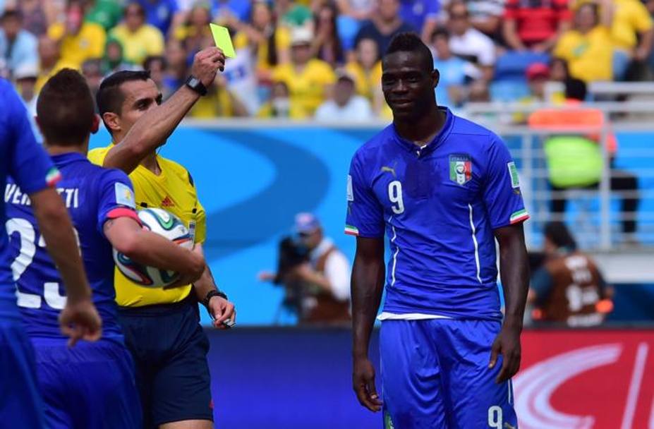 L&#39;arbitro messicano Moreno mostra il cartellino giallo a Mario Balotelli, fermato per gioco scorretto. Afp